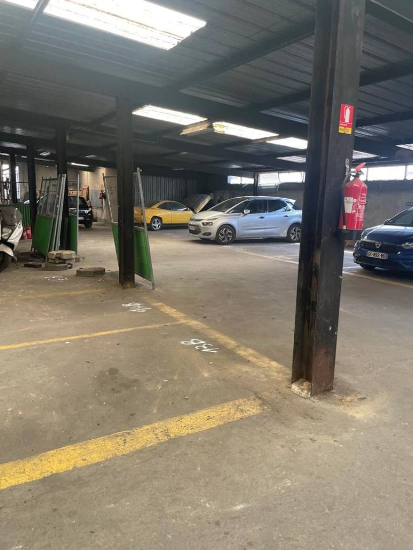 Immeuble avec 40 places de Parking à Vendre – Centre-ville de Nîmes