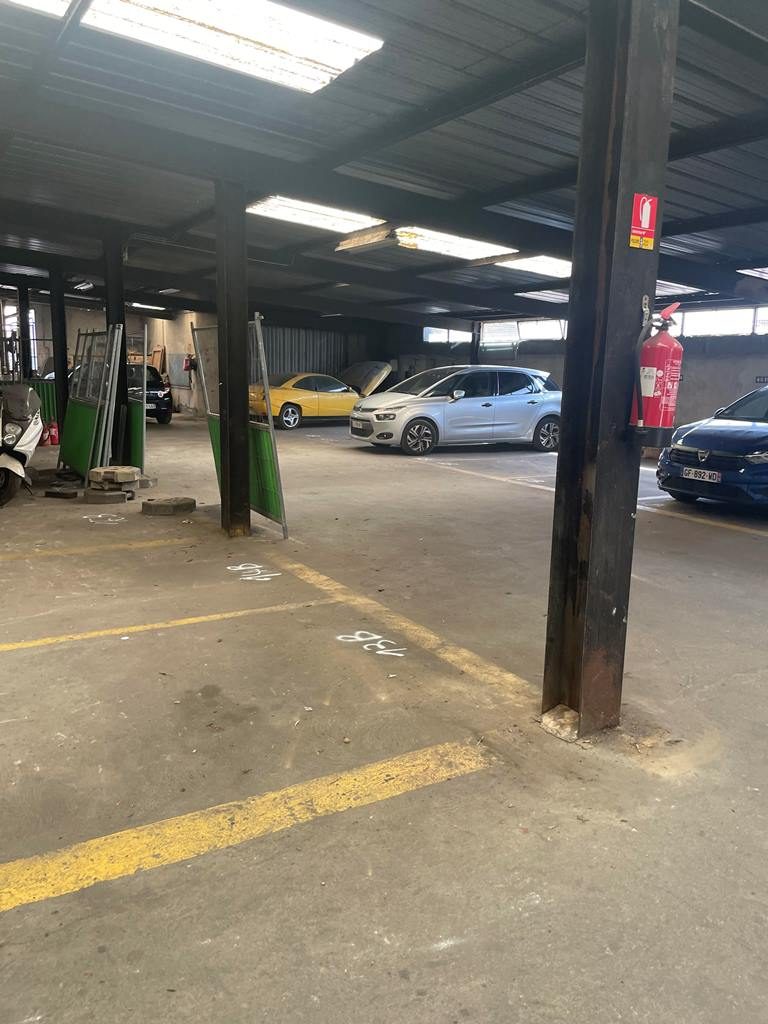 Immeuble avec 40 places de Parking à Vendre – Centre-ville de Nîmes