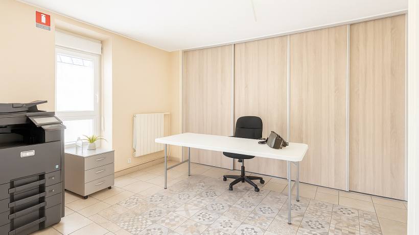 LOCATION – LOCAL COMMERCIAL RÉNOVÉ À NÎMES