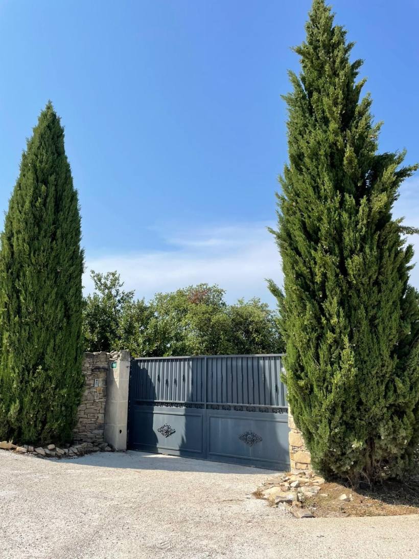 Nîmes — Villa + 2 gîtes et maison à finir
