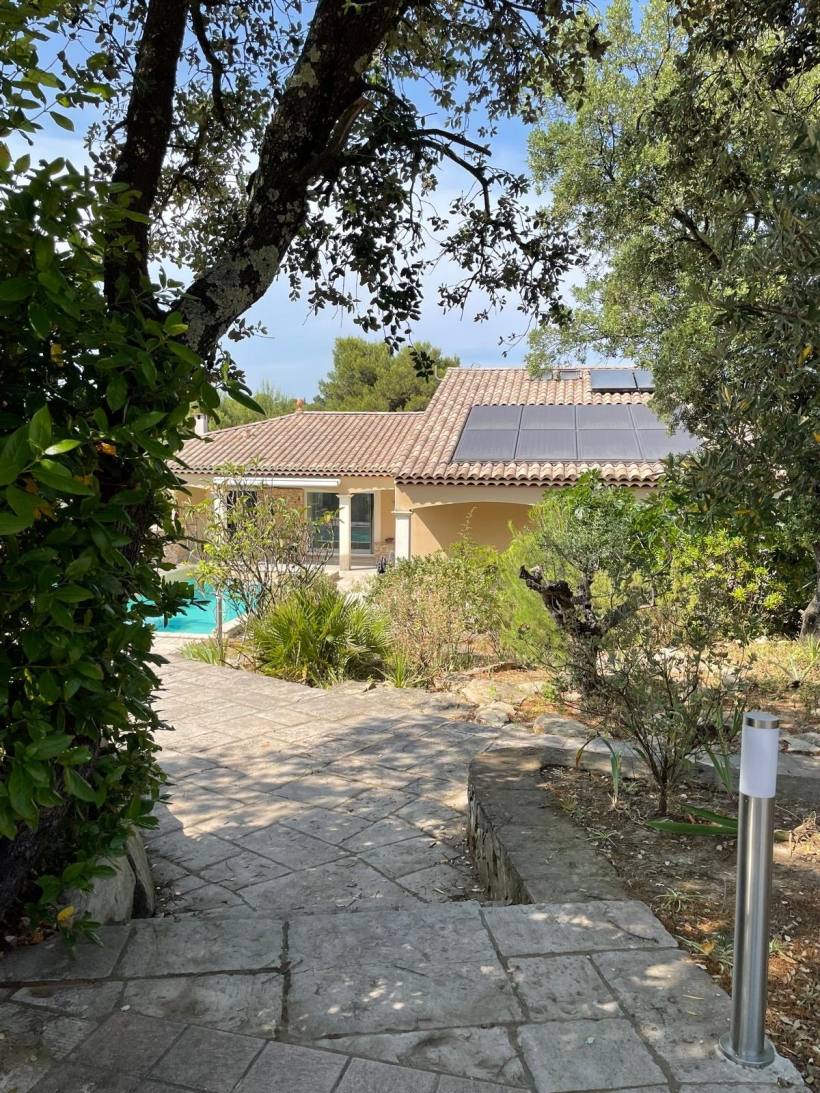 Nîmes — Villa + 2 gîtes et maison à finir