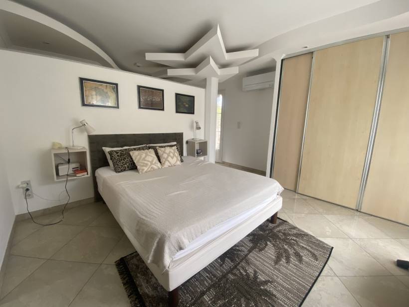 Nîmes — Villa + 2 gîtes et maison à finir