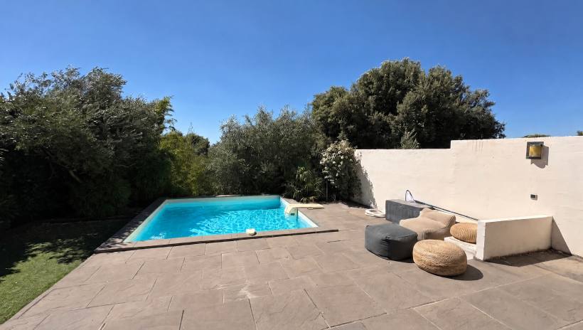 Belle maison familiale avec piscine, garage et panneaux photovoltaïques