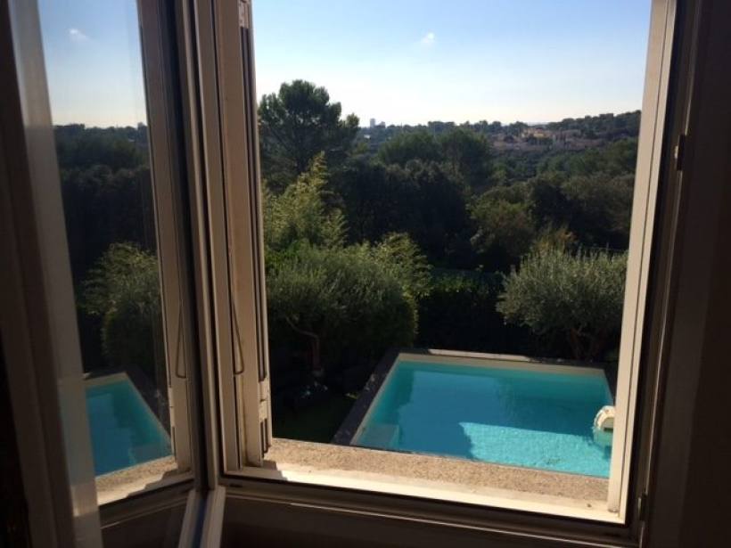 Belle maison familiale avec piscine, garage et panneaux photovoltaïques