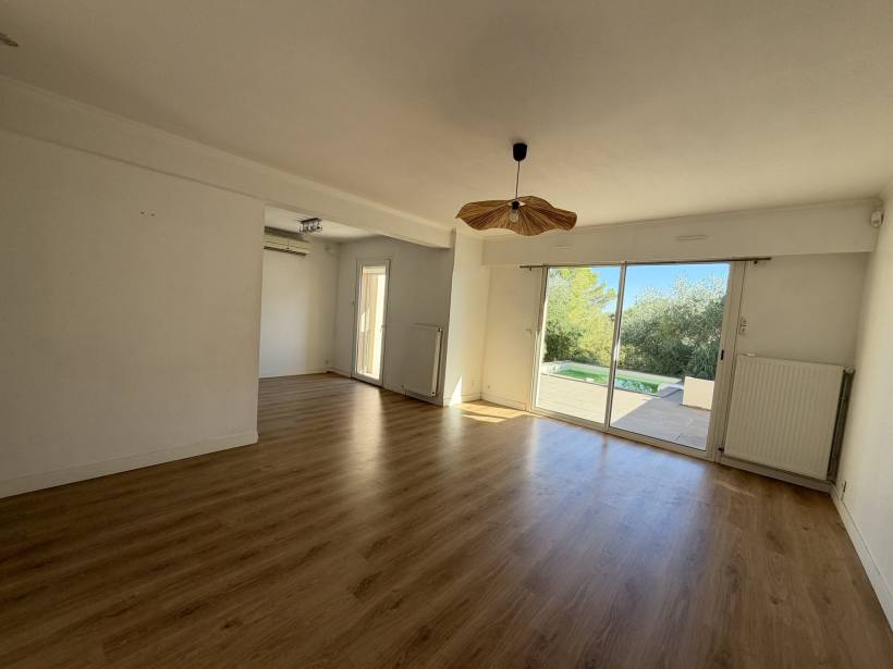 Belle maison familiale avec piscine, garage et panneaux photovoltaïques