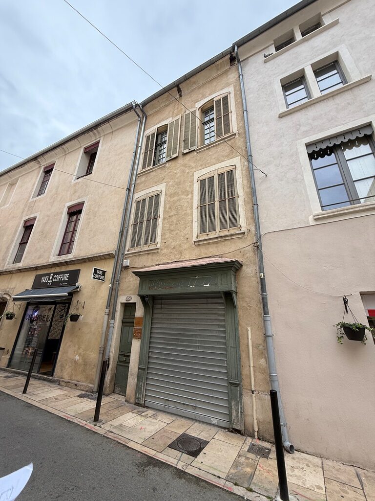 Location local centre Nimes