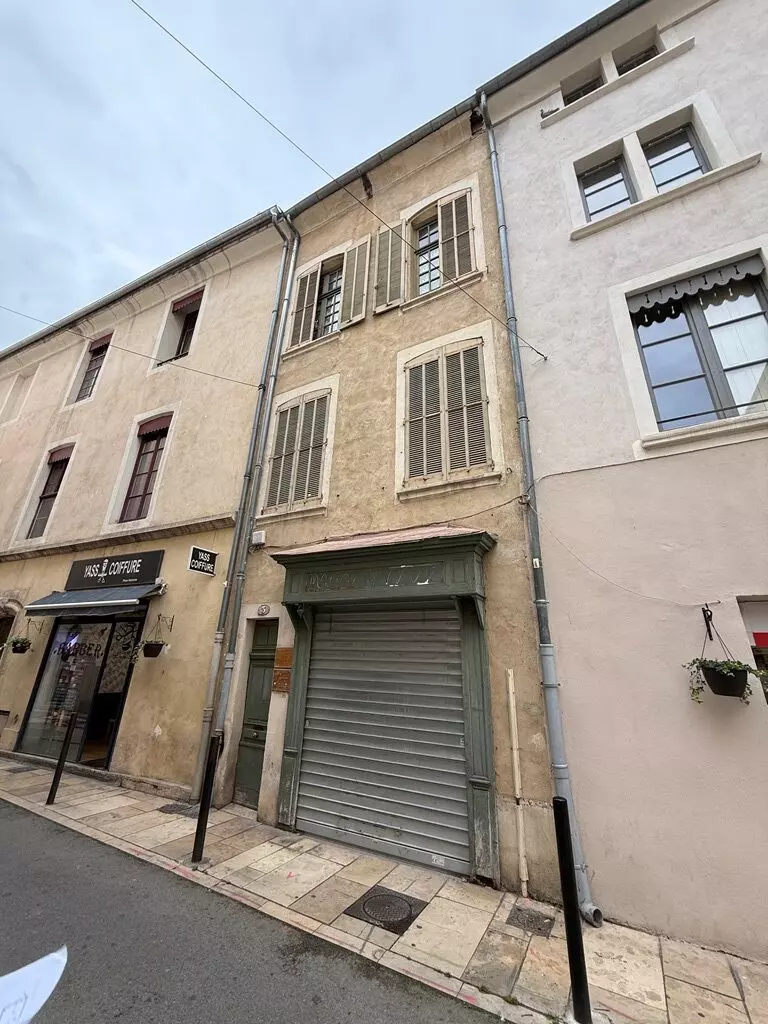 Location local centre Nimes