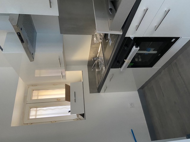 Local Ecusson 195m²