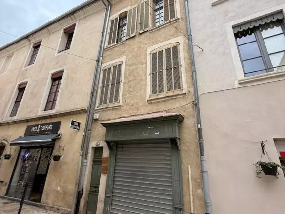 Local Ecusson 195m²